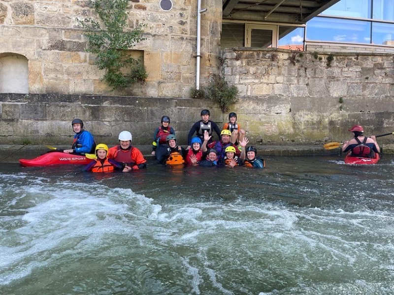 Gruppenbild aller Teilnehmenden der Wildwasserschulung im Wasser