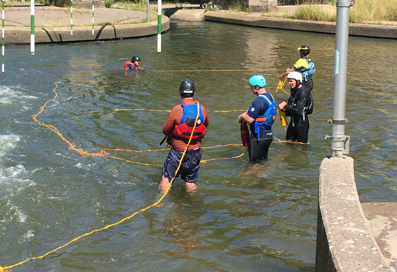 Sicherheitsübungen beim Wildwasserfahren auf der Übungsstrecke