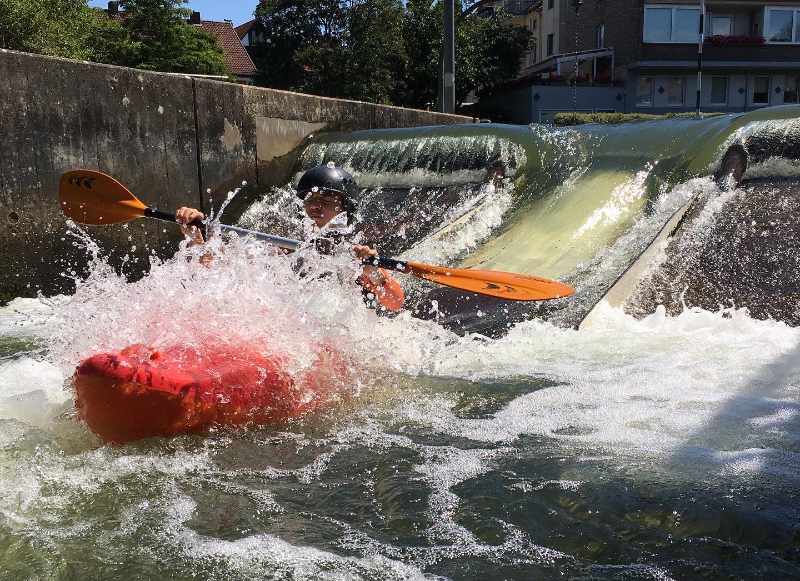 Wildwasserboot in der Übungsstecke