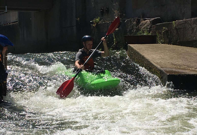 Wildwasserboot in der Übungsstecke