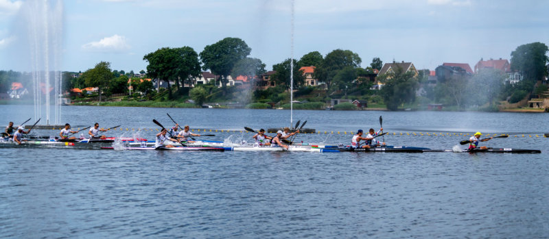 Das Starterfeld beim Wettkampf auf dem Wasser<br />
