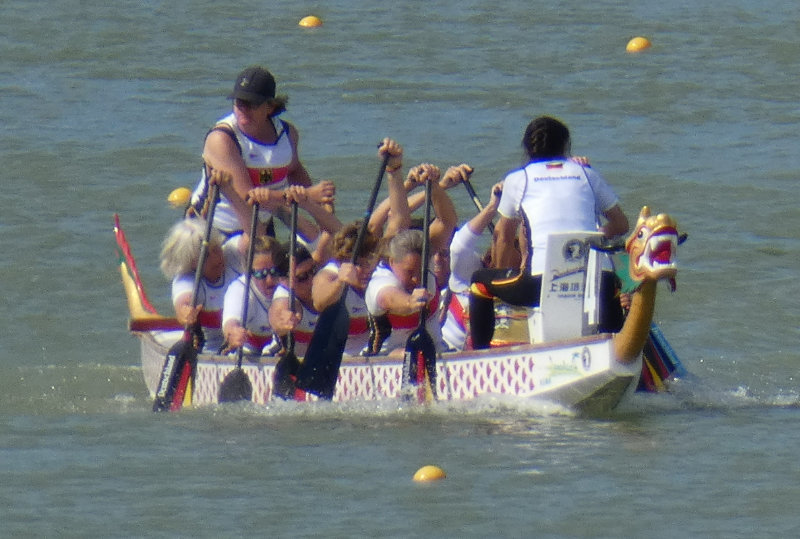 Angelika Martin (hinten rechts) mit ihrem Master 40+ Damen 10er-Boot