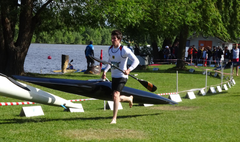 Leif bei der Portage mit seinem Boot in der Hand