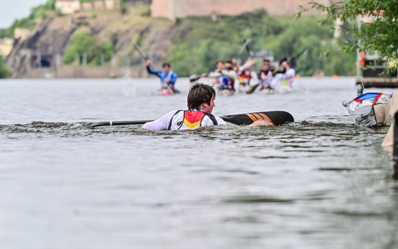 Leif im Wasser, um sein Paddel zu "retten"