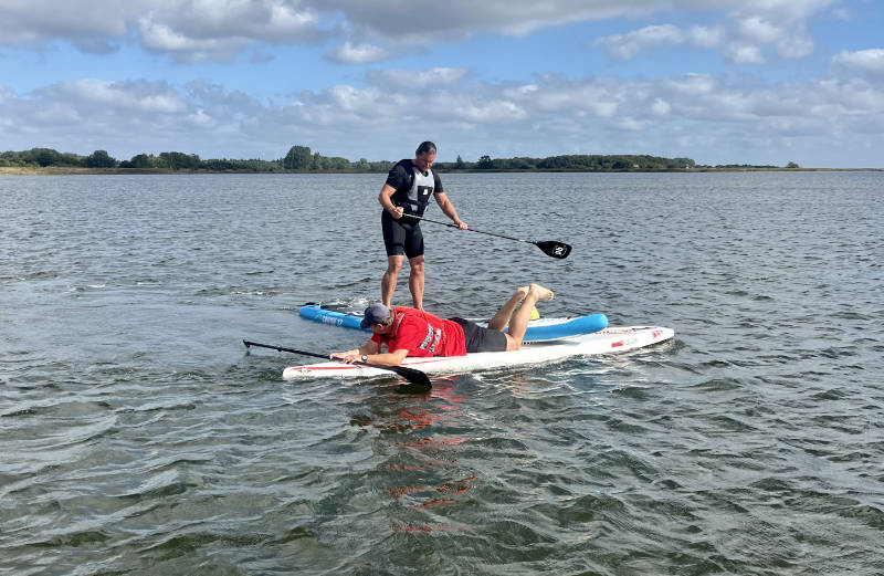 Rettungstechniken mit dem SUP auf dem Wasser<br />
