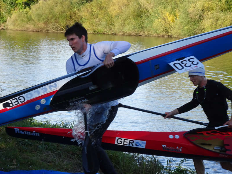 Portage beim Kanu-Marathon