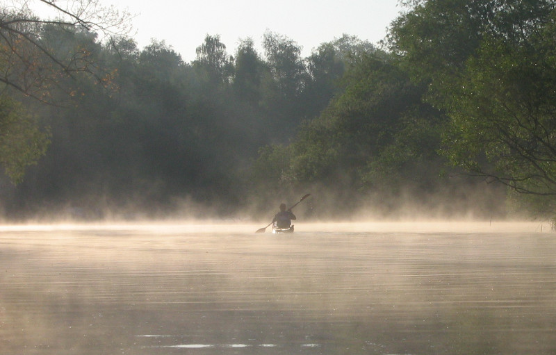 Ein Kajak im Nebel auf der Schwentine unterwegs<br />
