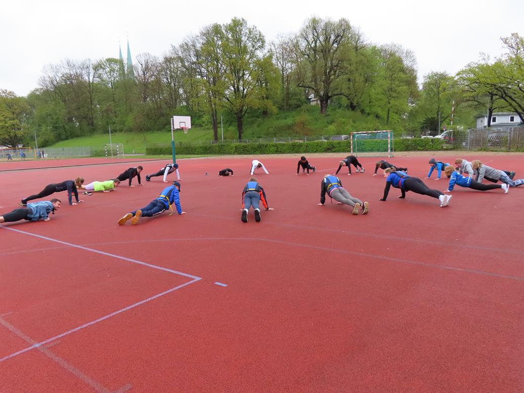 Gemeinsames Training auf dem Sportplatz