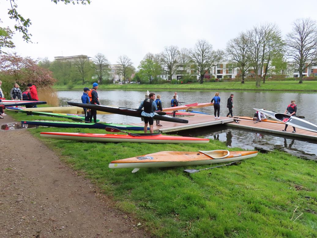 Die Boote werden zum Training fertig gemacht
