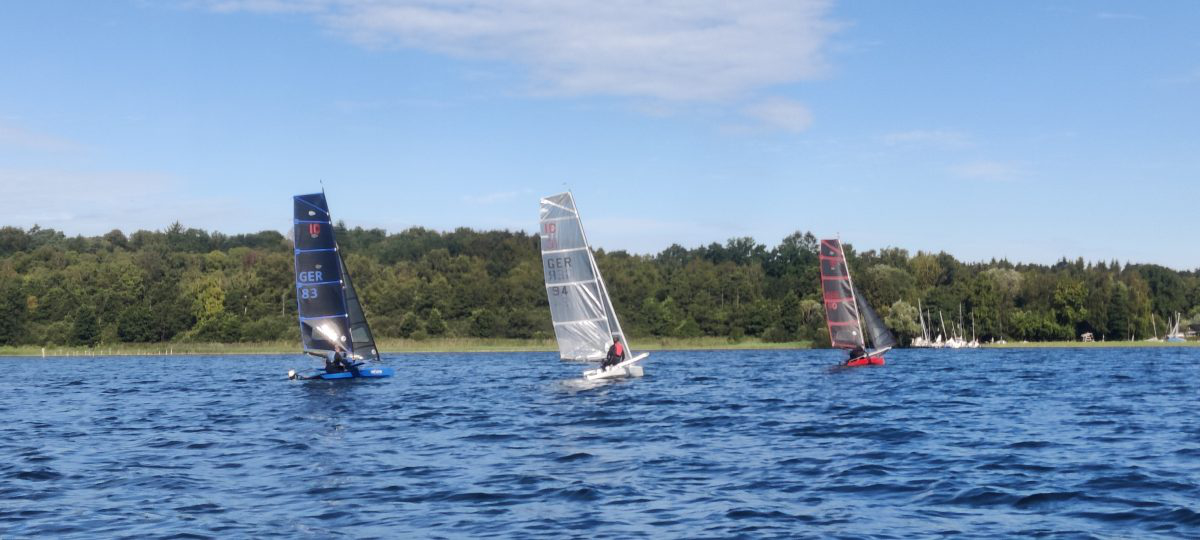 Drei Kanusegelboote auf dem Wasser während der Wettfahrt<br />
