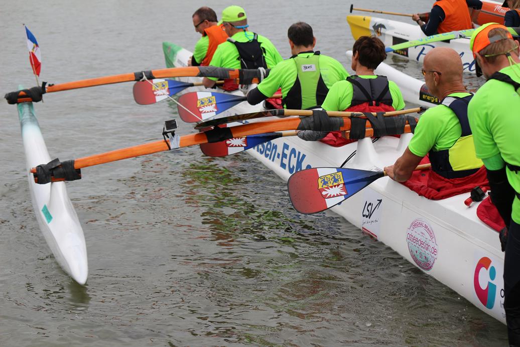 Vorbereitung eines 6er Outriggers am Strand