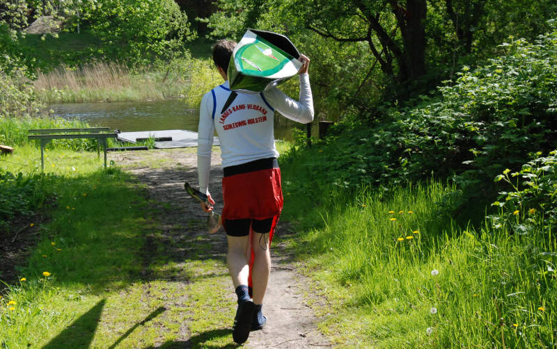 Leif Reh mit seinem Kajak auf dem Weg zum Wasser<br />
