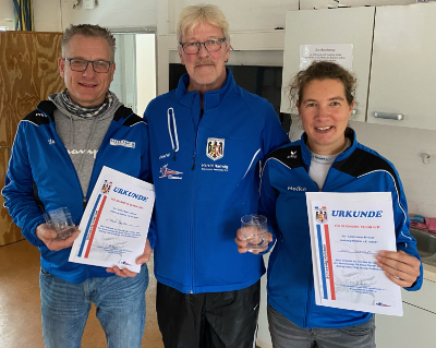 Heike Oberstadt und Olaf Hagen werden durch Harald Hartwig geehrt<br />
