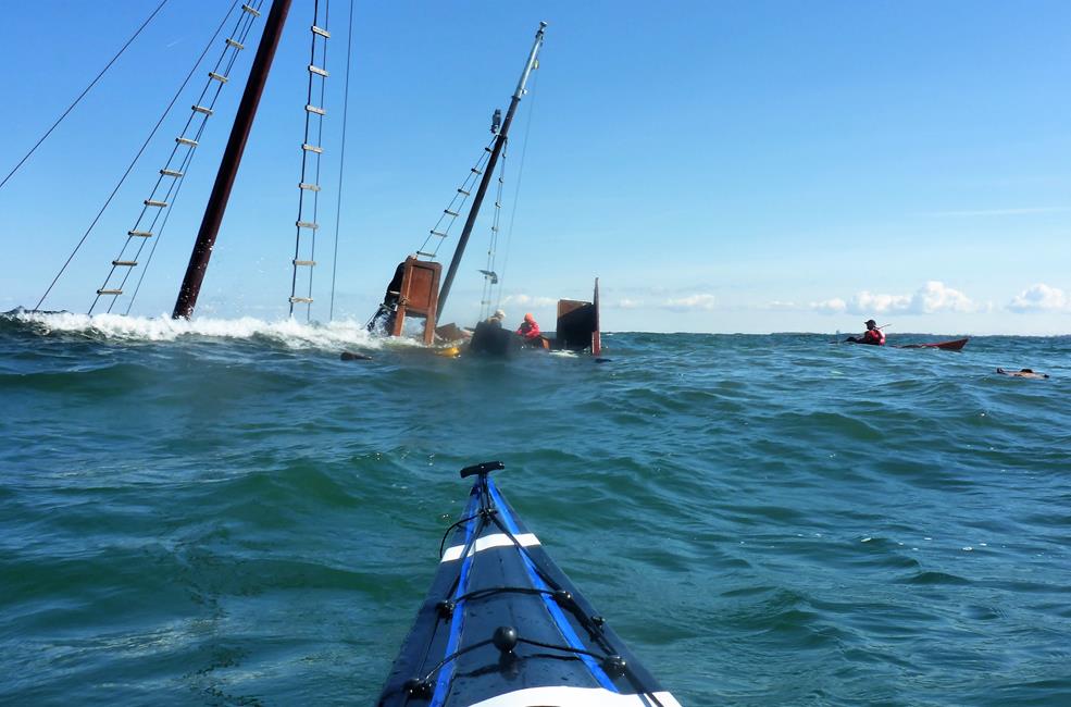 Paddler helfen havarierten Segler<br />
